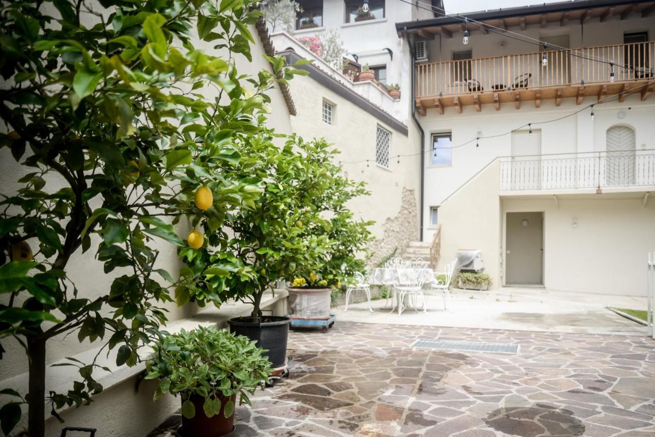 La Corte Dell'Elmo Salò Exteriör bild